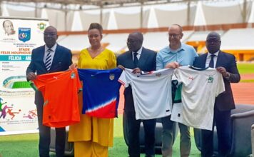 Coopération USA–Côte d’Ivoire : Visite officielle au Stade FHB pour renforcer le partenariat sportif avant la Coupe du Monde 2026